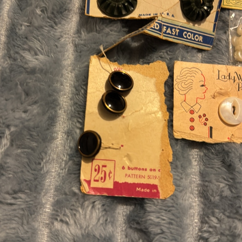 Lot of vintage buttons - Picture 8 of 10
